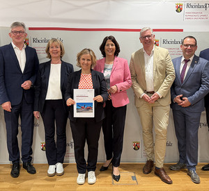Die Bündnispartner präsentieren die neue Bündnisvereinbarung.